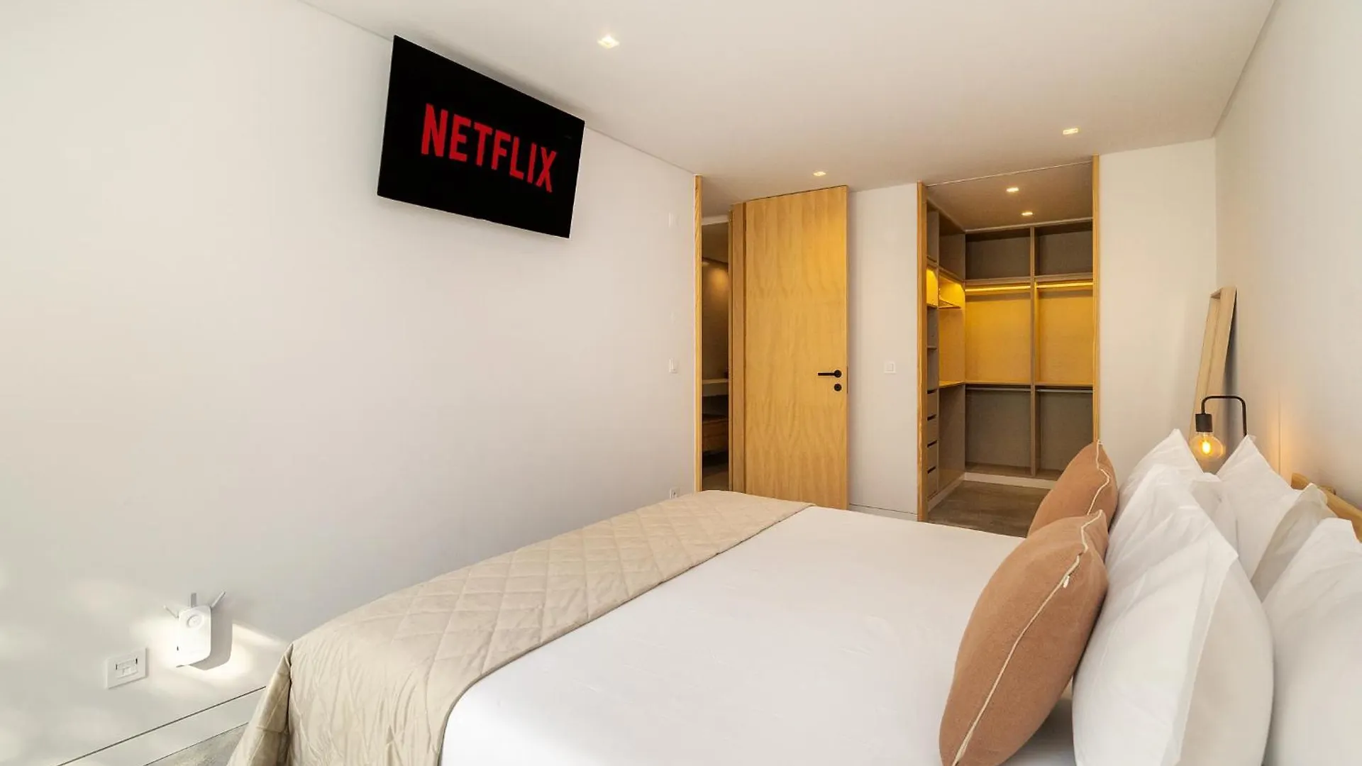 Whome Beachside Bliss In Carcavelos, 1Br With Patio & Parking Carcavelos  Carcavelos (Lisbon)